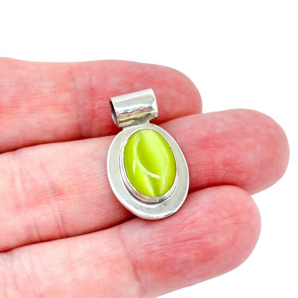 Vintage Sterling Silver & Green Cat's Eye Glass Cabochon Pendant | ATI Mexico - Picture 1 of 7